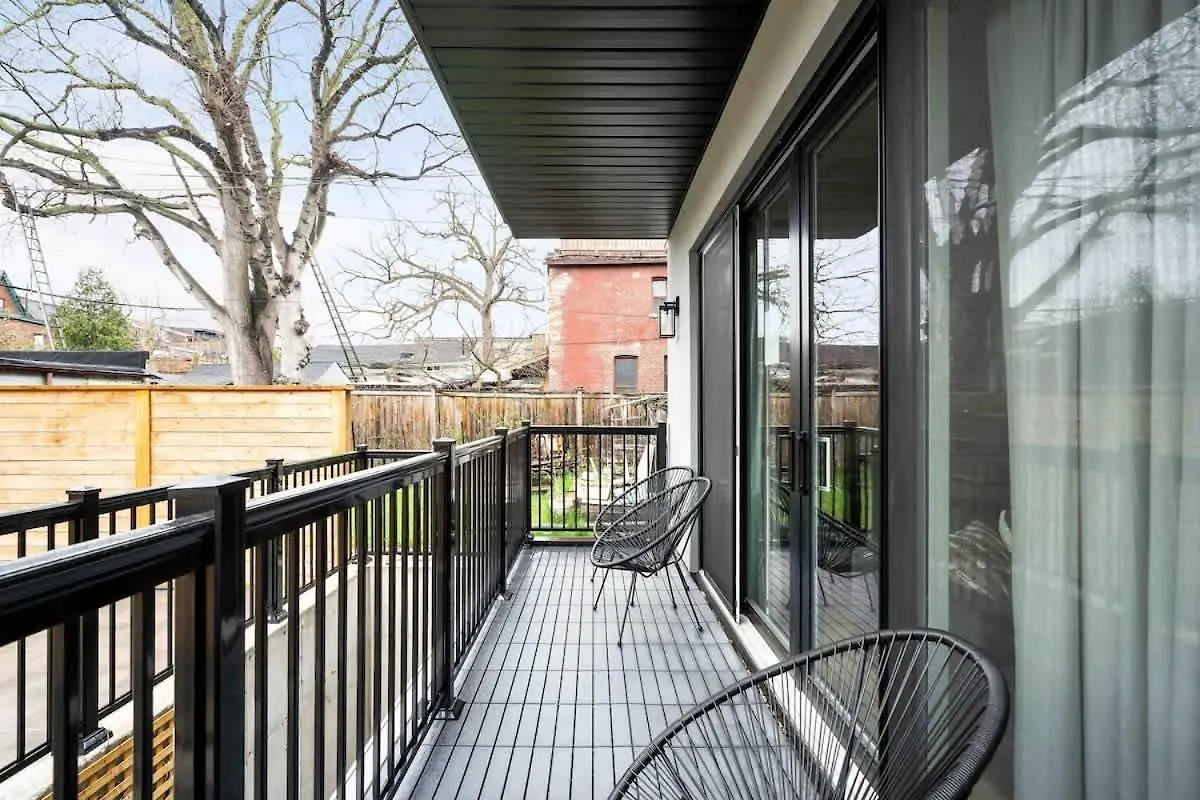 Spacious 2Br Near Uoft And College Toronto