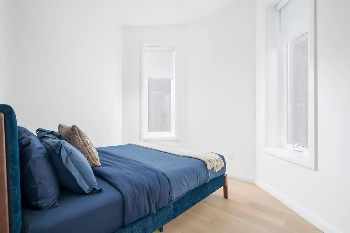 Spacious 2Br Near Uoft And College Toronto Apartment