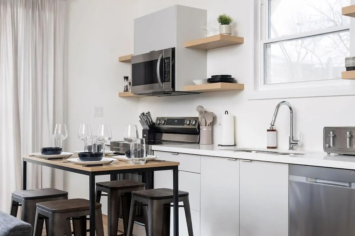 Spacious 2Br Near Uoft And College Toronto
