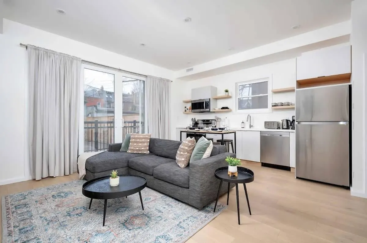 Spacious 2Br Near Uoft And College Toronto 0*,