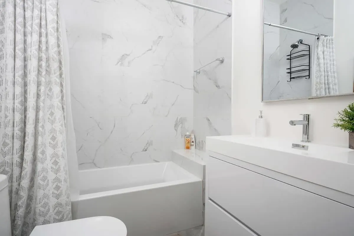 Spacious 2Br Near Uoft And College Toronto