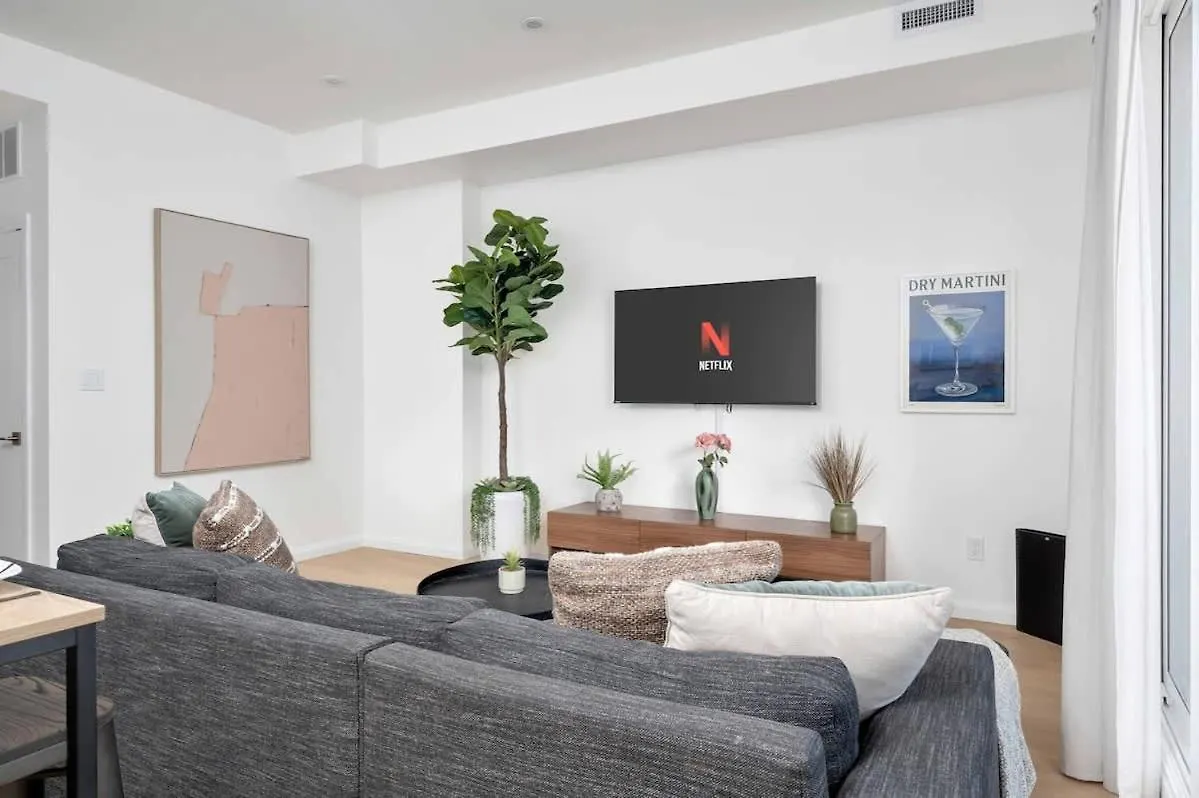 Spacious 2Br Near Uoft And College Toronto