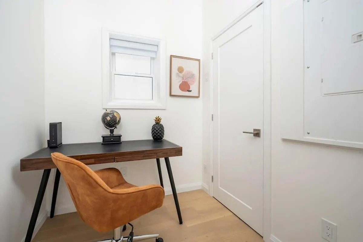 Spacious 2Br Near Uoft And College Toronto 0*,