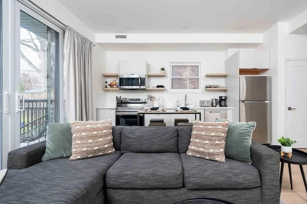 Spacious 2Br Near Uoft And College Toronto