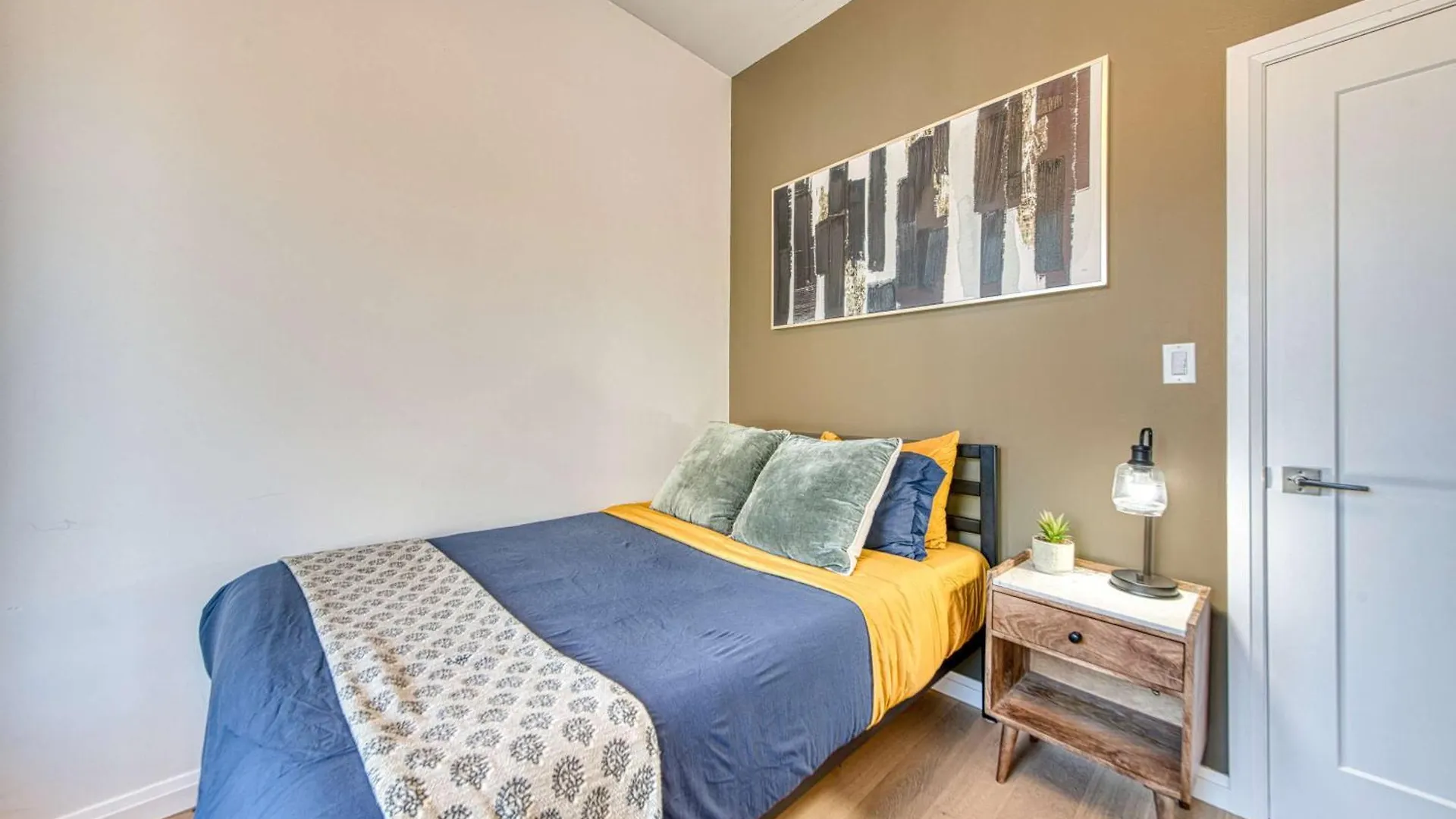 Spacious 2Br Near Uoft And College Toronto